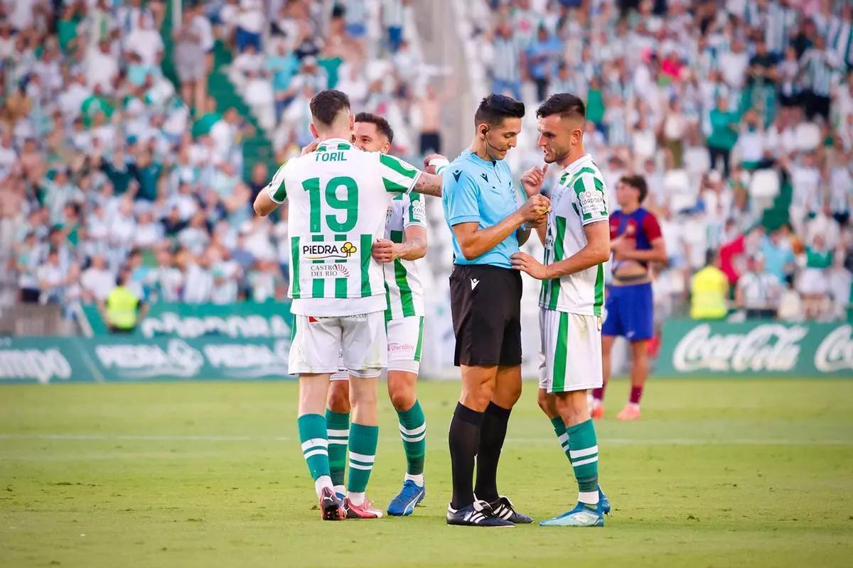 Muresan Muresan conversa con el ex blanquiverde Adrián Lapeña tras uno de los goles de Toril en la final.
