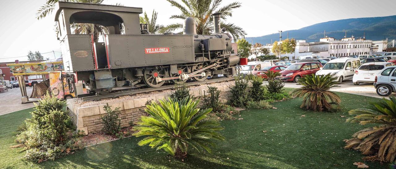 Locomotora del ferrocarril Alcoy-Gandia, preservada como monumento en la primera de esas localidades.