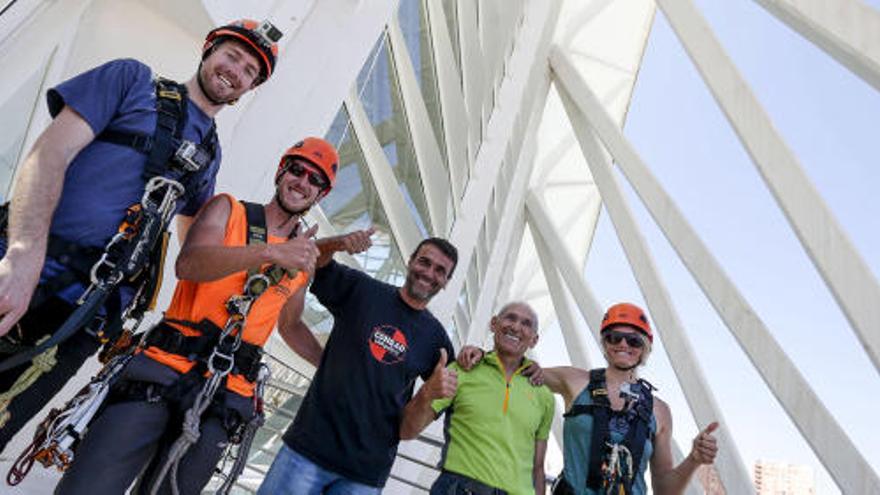 Rafael Vidaurre y Coque Pérez posan con Max Lowe y Rachel Pohl en Valencia