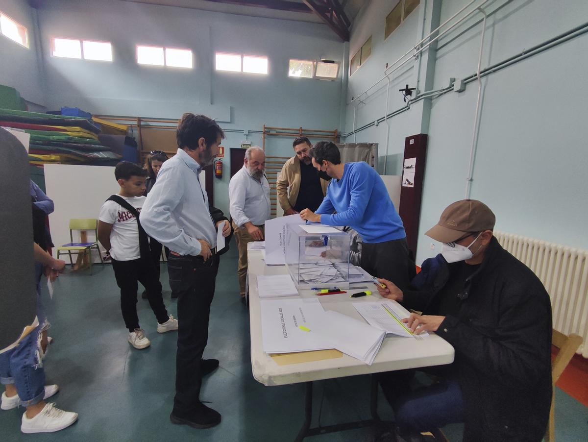 Miembros de la Junta Electoral de Zona (al fondo) revisando el listado del censo con el presidente de mesa en El Pinar.