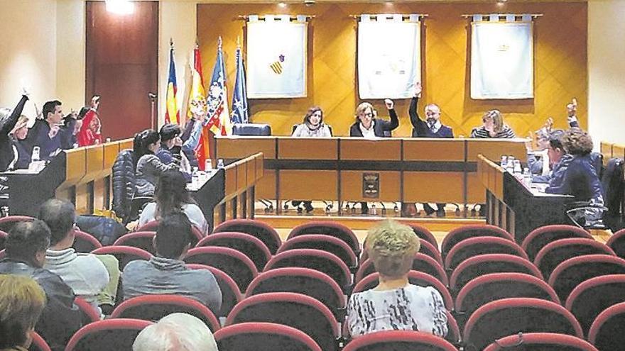 El ‘bou en corda’ divide al equipo de gobierno con una moción de apoyo