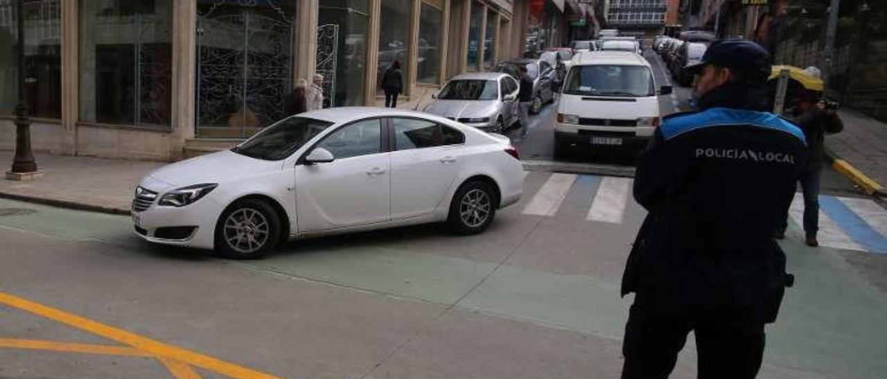 Un agente regula el tráfico en el centro de Lalín. // Bernabé/Gutier