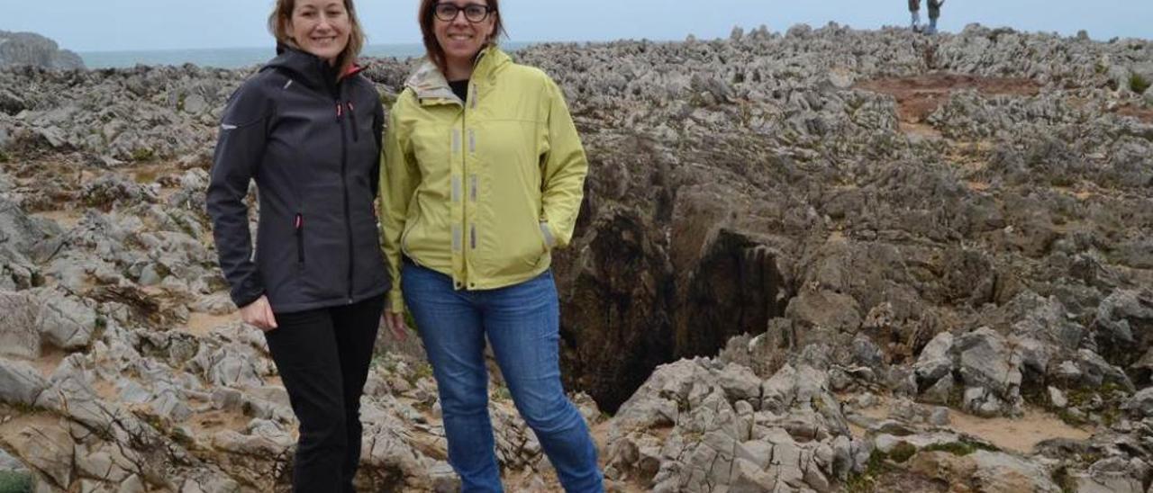 Yolanda González y Silvia Iglesias, ayer en los bufones de Pría.