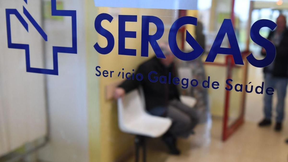 Logotipo del Sergas, en un centro de salud.