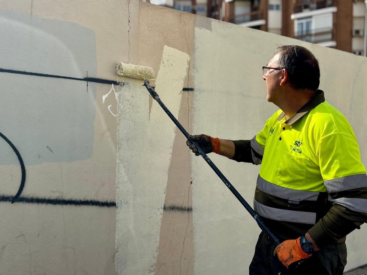 Trabajos de limpieza de pintadas vandálicas en el jardín del Salitre de Murcia.