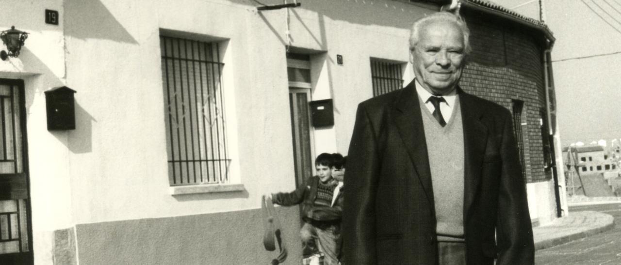 Ernesto Camarzana Aparicio en Benavente en una imagen de El Correo de Zamora tomada en el año 1992, cuando estaba redactando sus memorias.