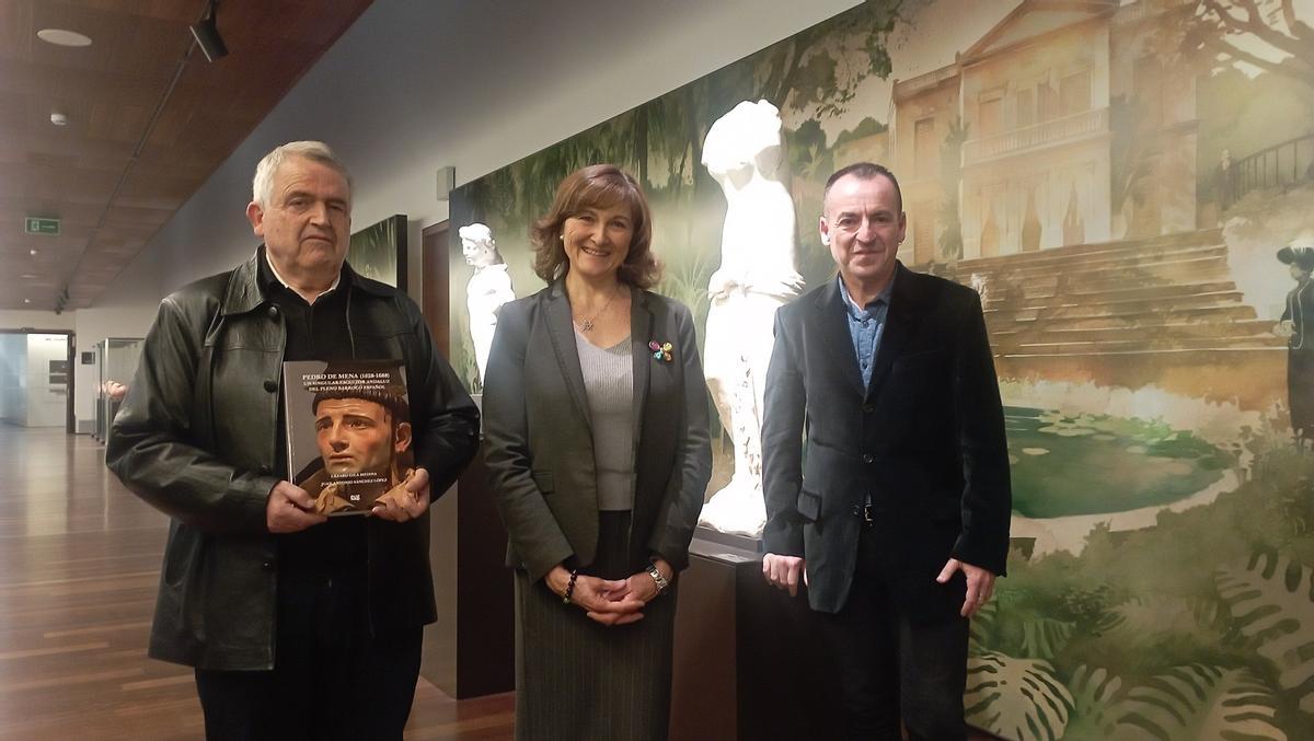 Los autores, Lázaro Gila Medina y Juan Antonio Sánchez López, con María Isabel Cabrera, responsable de la editorial de la Universidad de Granada .