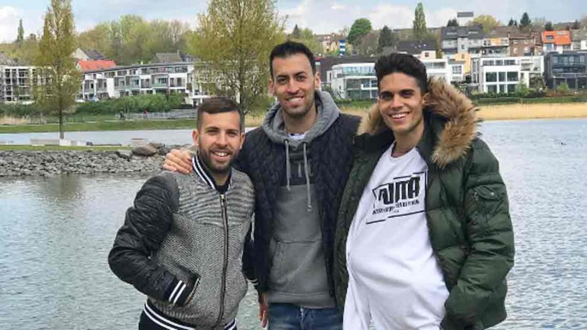 Marc Bartra, junto a Jordi Alba y Sergio Busquets