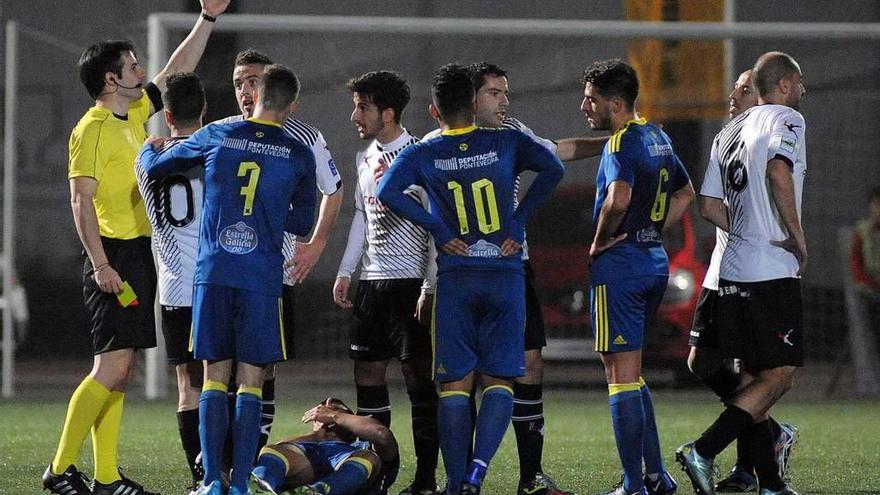 El colegiado expulsa a Óscar Pérez en el choque ante el Celta B.