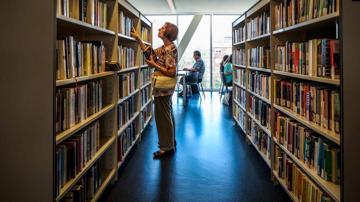 Una biblioteca de Barcelona, habitual refugio climático que suele cerrar en agosto.