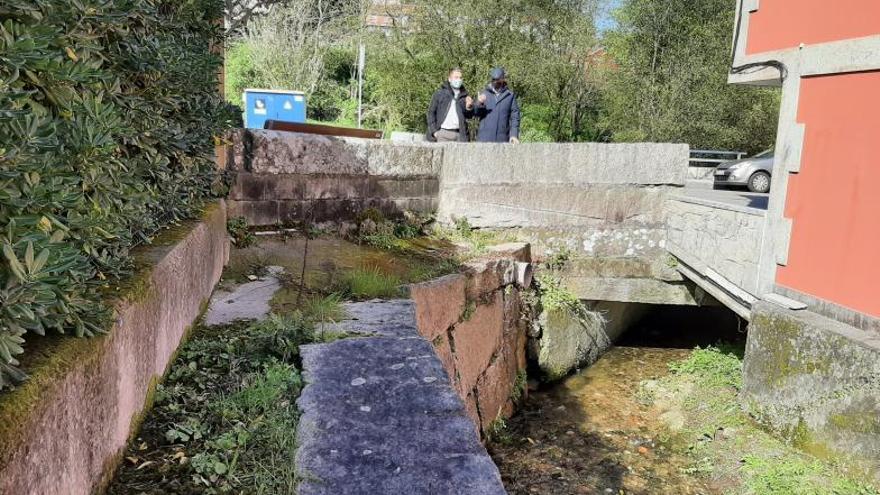 El alcalde, Félix Juncal, y el concejal de Medio Ambiente, Xosé Leal, ayer en la zona en la que se pide retranquear el muro de cierre . |   // G.N.