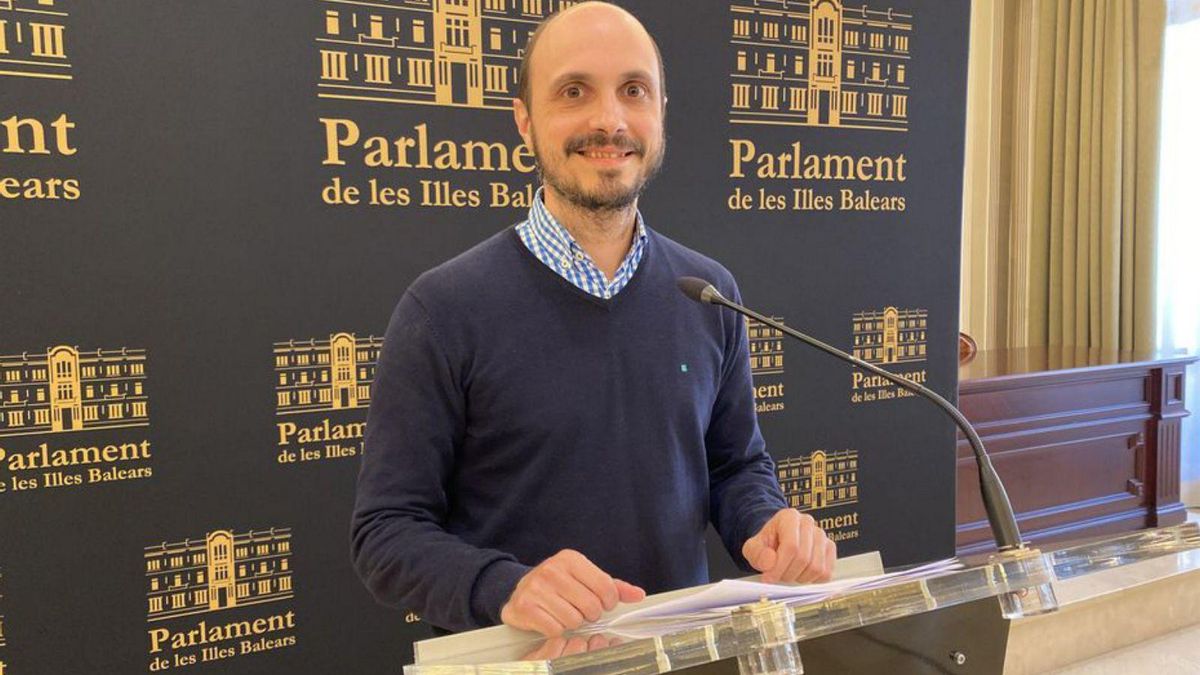 El diputado del PSIB, Carles Bona, en el Parlament. |