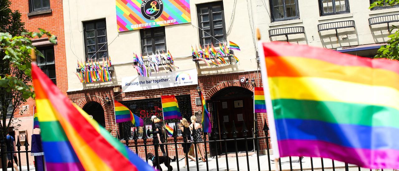 Un grupo pasa frente a la fachada del famoso bar Stonewall Inn, en Christopher Street, en Nueva York.