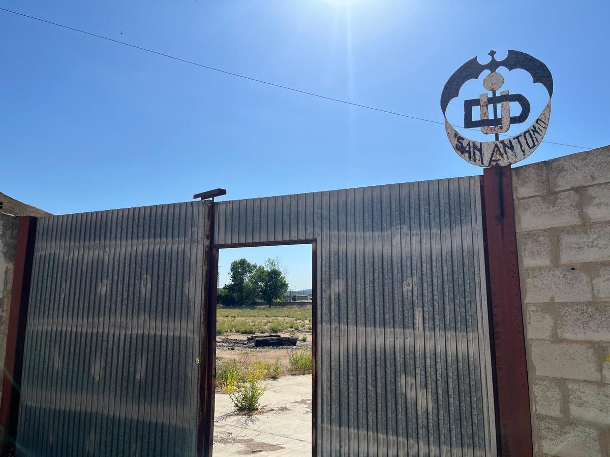 Entrada al campo de fútbol de San Antonio.