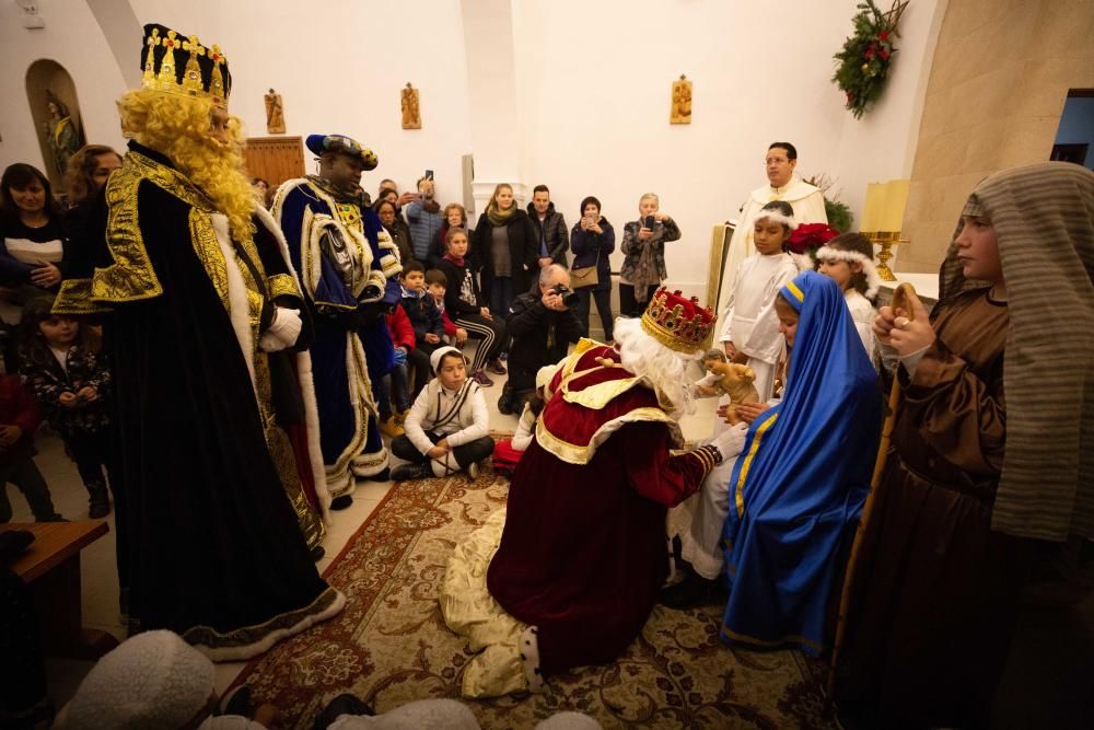 Los Reyes Magos, escoltados por pajes reales y bailarinas, reparten entre el público 800 kilos de caramelos y gominolas