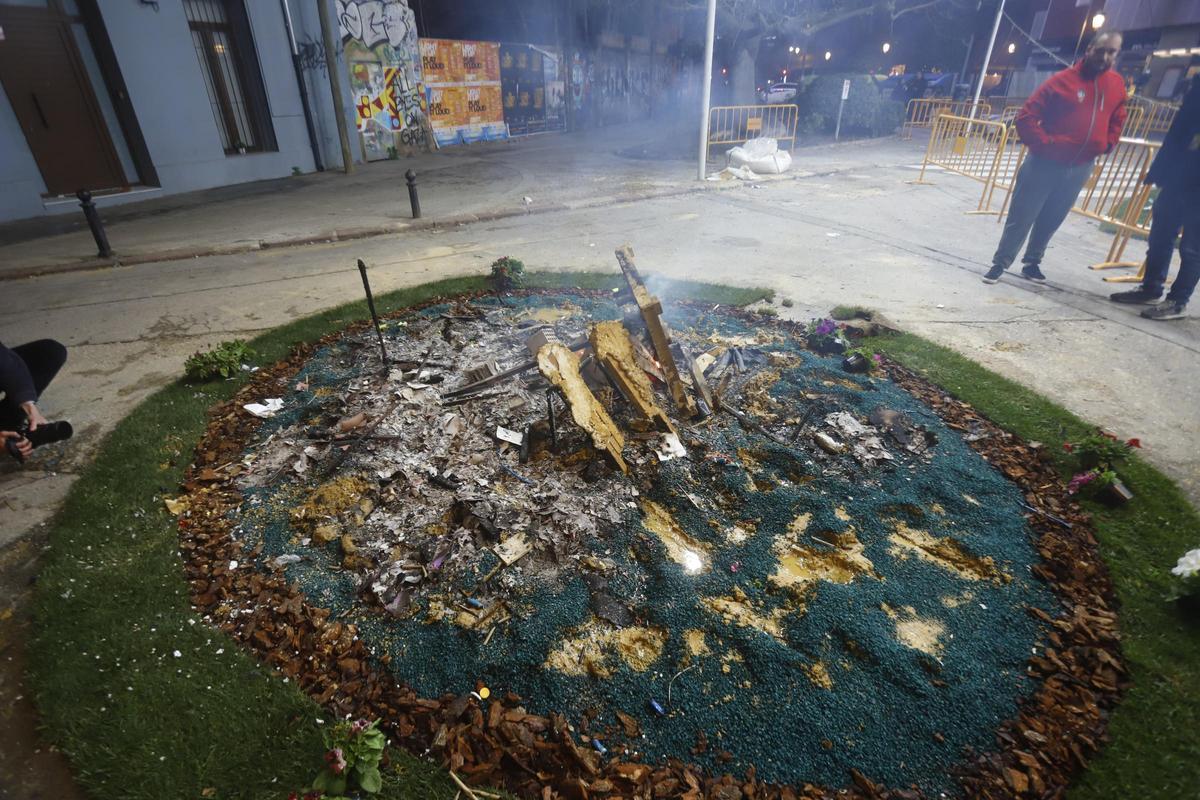 Así ha quedado la falla infantil de Zapadores tras la cremà de esta noche.