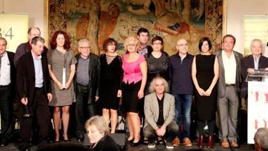 Fotografia de família dels guanyadors dels Premis Octubre.