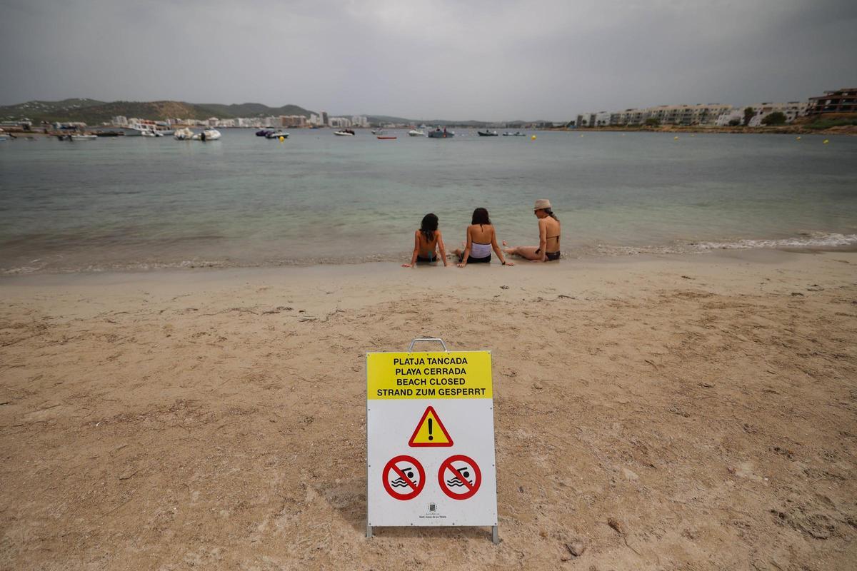 Galería: cerrada al baño la Platja d'en Xinxó por vertidos fecales