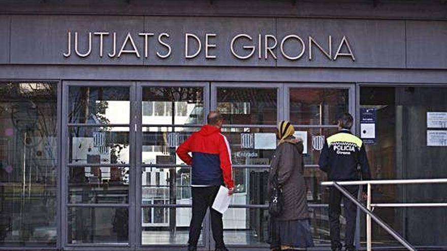 Vista exterior de l&#039;entrada de l&#039;edifici dels jutjats a la ciutat de Girona.