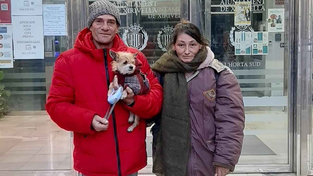 La pareja, a las puertas del ayuntamiento.