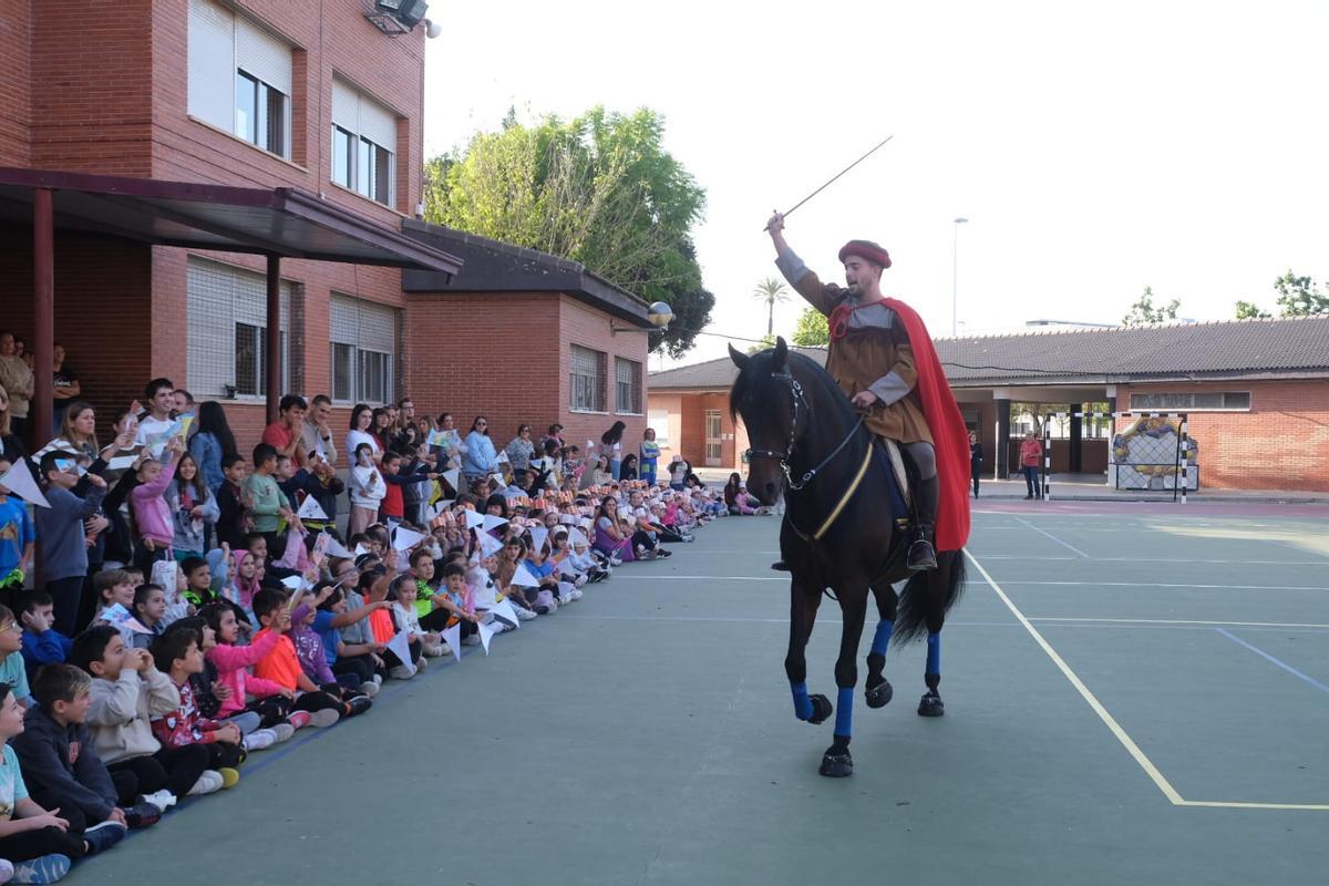 Francesc Cantó comienza su calendario de visitas a los centros escolares y de mayores de Elche que se prolongará todo noviembre