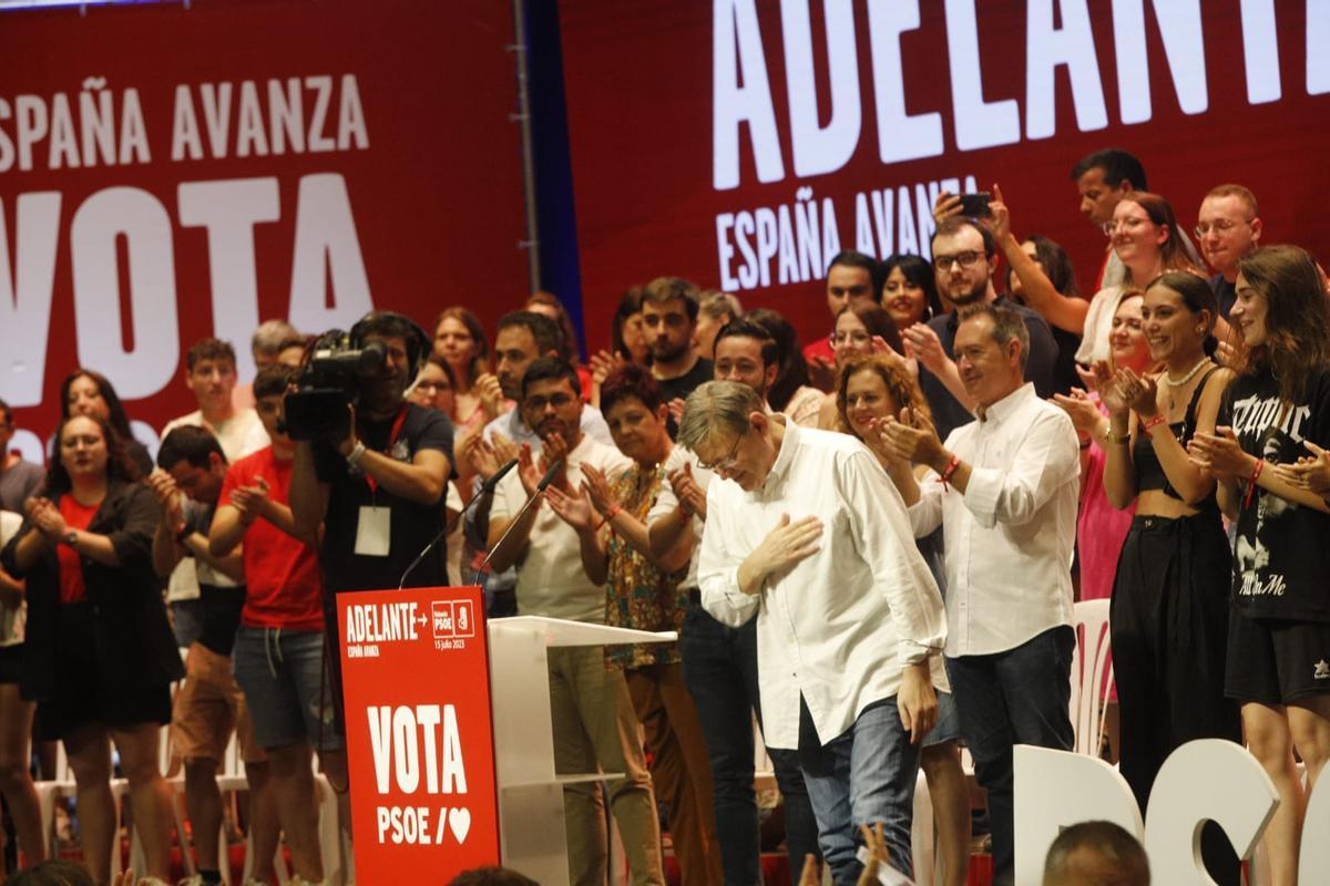 Puig recibe la ovación de la militancia socialista.