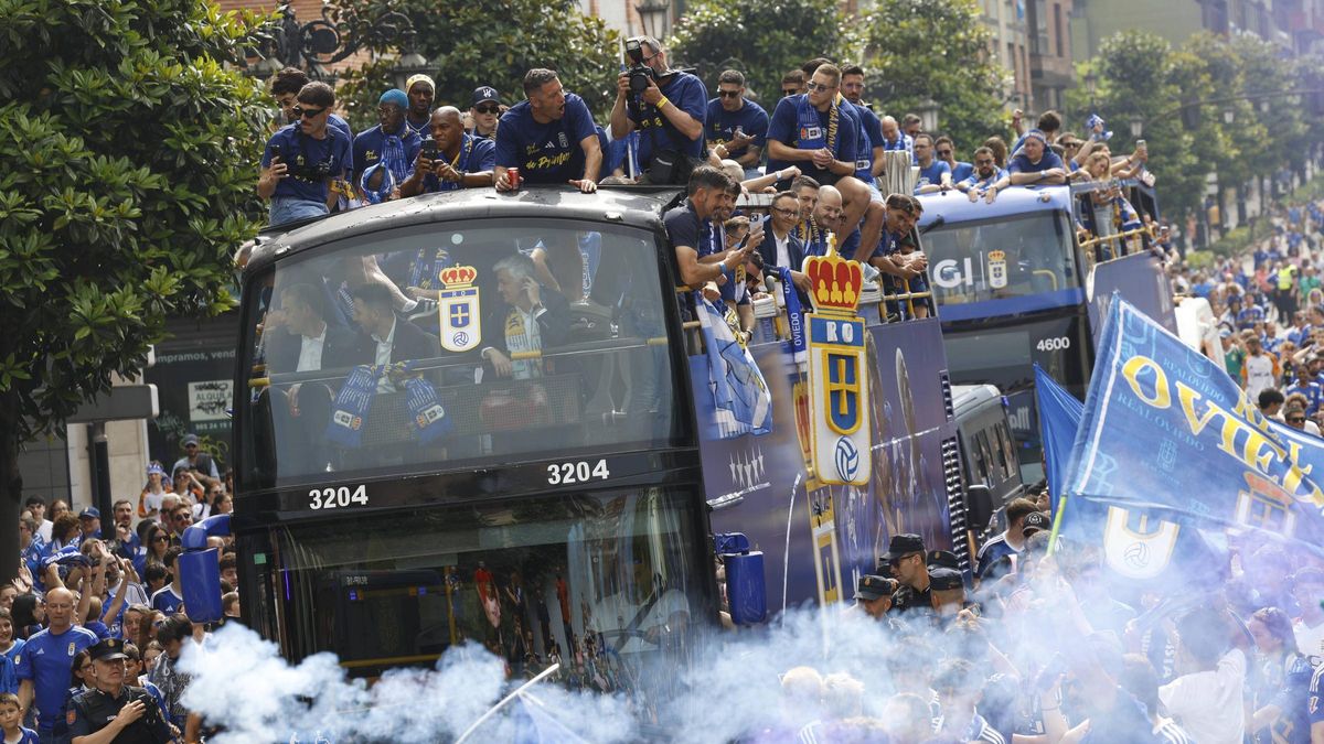 Los autobuses del Real Oviedo durante la celebración del ascenso en su paso por Avenida Galicia