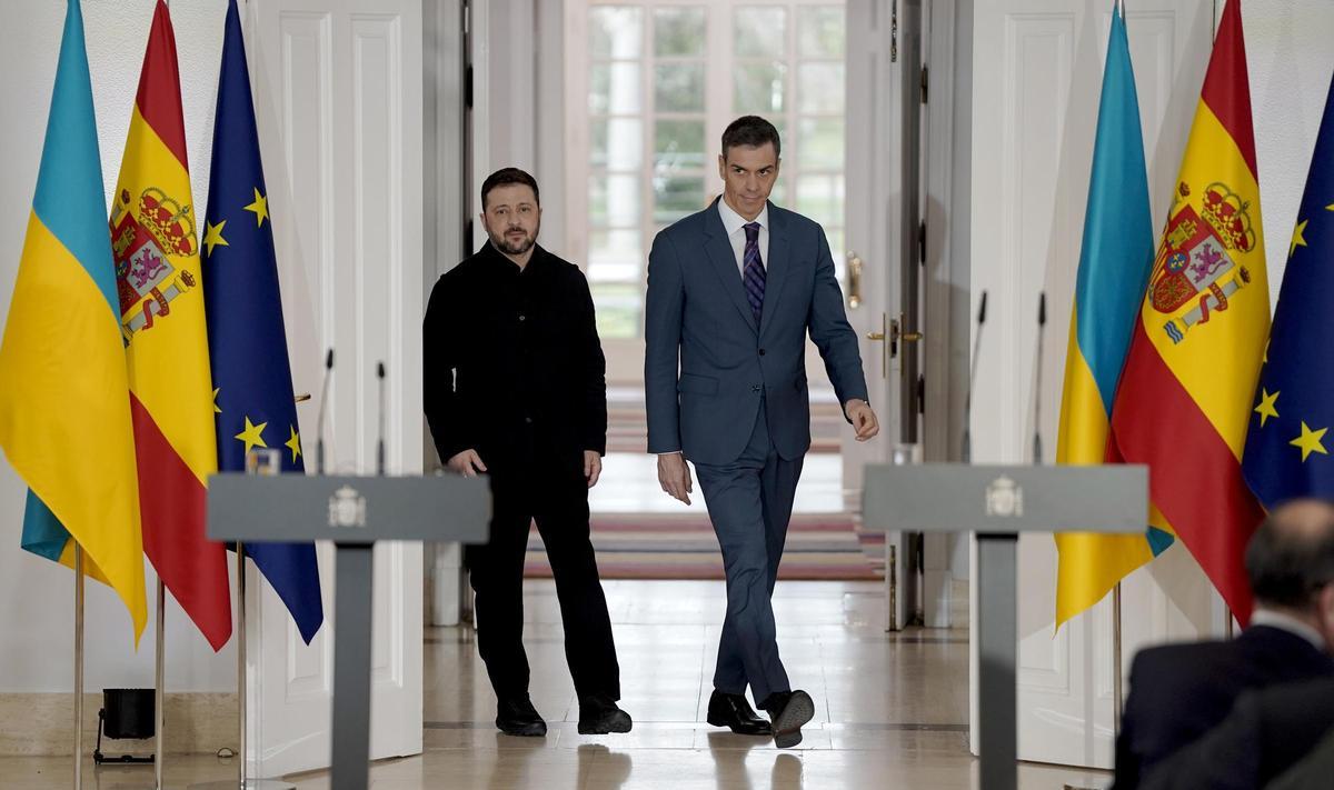 El presidente del Gobierno, Pedro Sánchez, durante el encuentro con el presidente de Ucrania, Volodímir Zelenski, en La Moncloa.