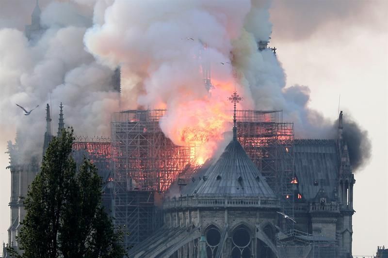 Un incendi crema Notre Dame de París