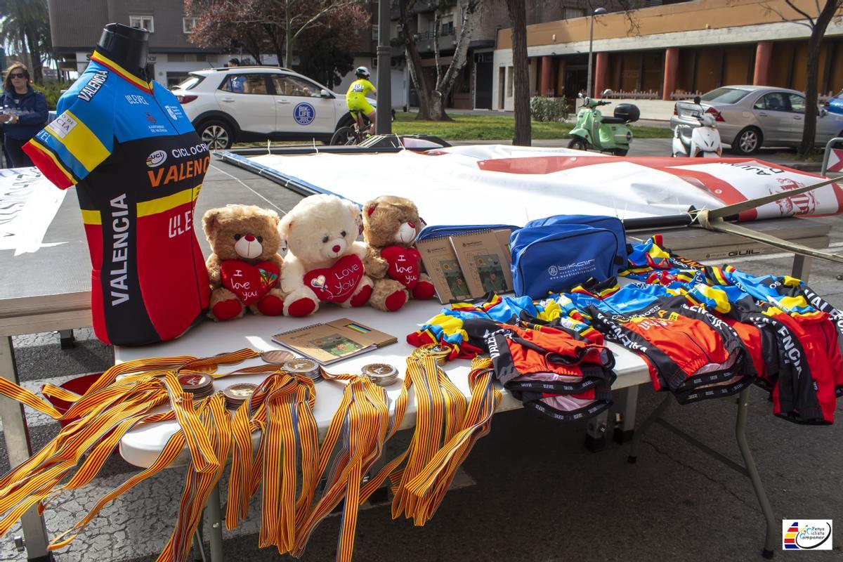 Todos los participantes recibieron regalos, tanto de la organización, como de los patrocinadores y colaboradores de la prueba.