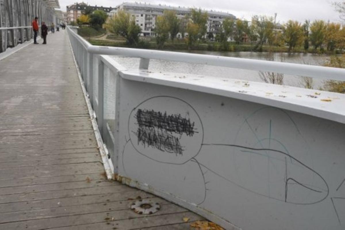 El Puente de Hierro sufre destrozos por su parte más débil, los cristales