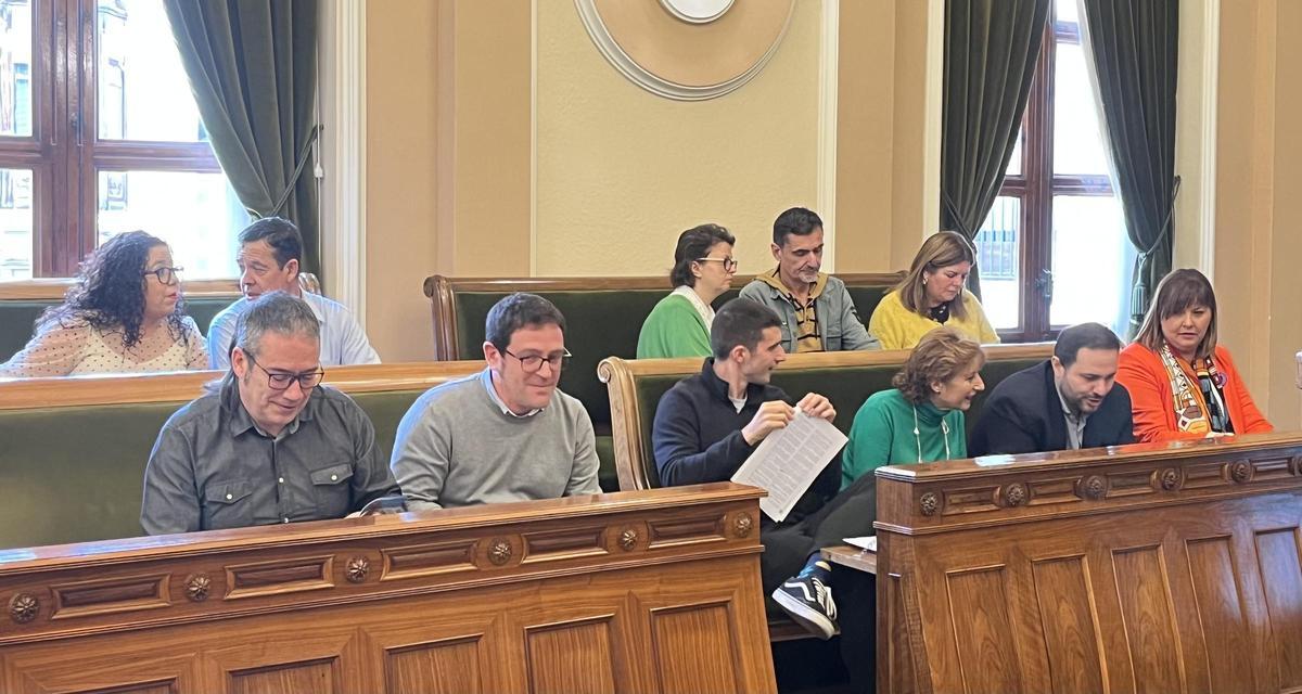 Grupos municipales del PSOE y Compromís, este jueves en el pleno.