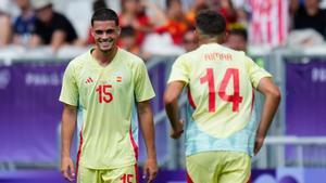 Miguel Gutierrez celebra su gol con Aimar en el República Dominicana - España de los Juegos de París 2024
