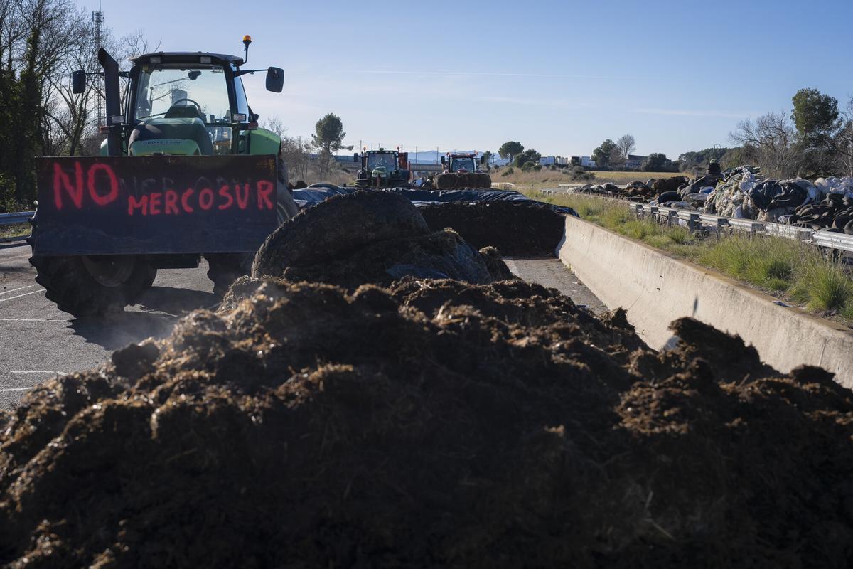 Les millors imatges del tall de l'AP-7 a l'Empordà per la protesta dels pagesos