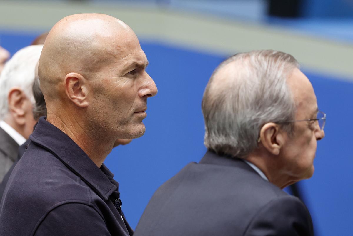 MADRID, 16/07/2024.- El entrenador Zinedine Zidane (i) junto al presidente del Real Madrid, Florentino Pérez durante la presentación del francés Kylian Mbappé como nuevo jugador del club, este martes en el estadio SAntiago Bernabéu de Madrid. Mbappé ha firmado este martes el contrato que le une al conjunto blanco para las próximas cinco temporadas. EFE/ Chema Moya