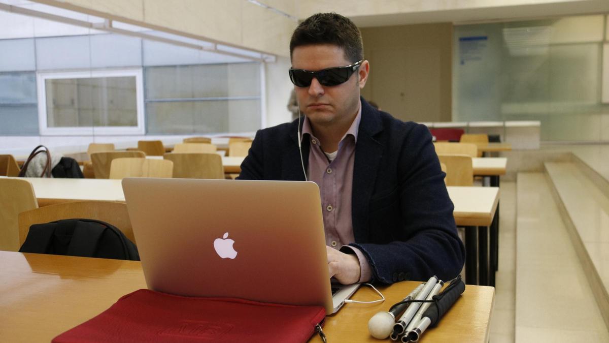 L&#039;estudiant de Ciències Poítiques, Isaac Pedrós, en una zona de descans de la Facultat de Dret de la Universitat de Girona el 5 d&#039;abril de 2019