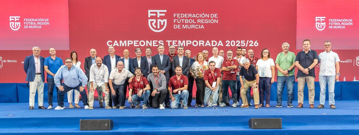 José Miguel Monje, junto a empleados y directivos de la FFRM al término de la Gala.