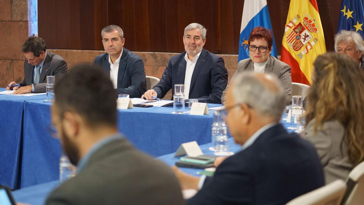 El presidente Fernando Clavijo (c), el vicepresidente Manuel Domínguez (i) y la consejera Candelaria Delgado (d) presidieron la reunión con los grupos parlamentarios.