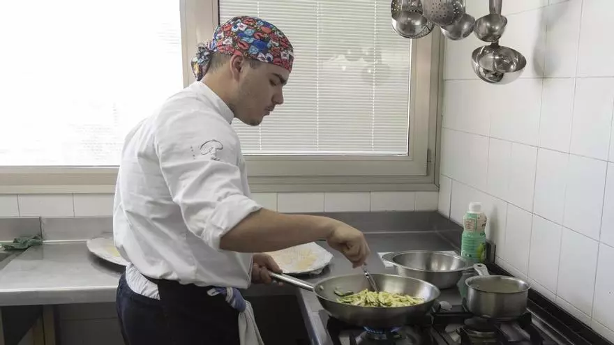 Así aprenden los estudiantes de cocina y restauración en el IES Enguera