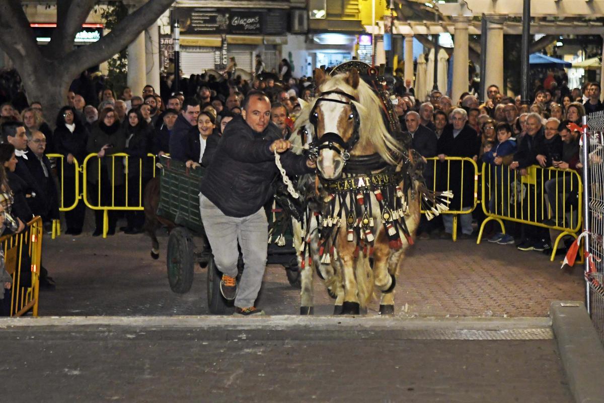 Un carro puja per la rampa que salva els escalons del carrer de l'Escola Pia en la processó de Sant Antoni, en una imatge d'arxiu.