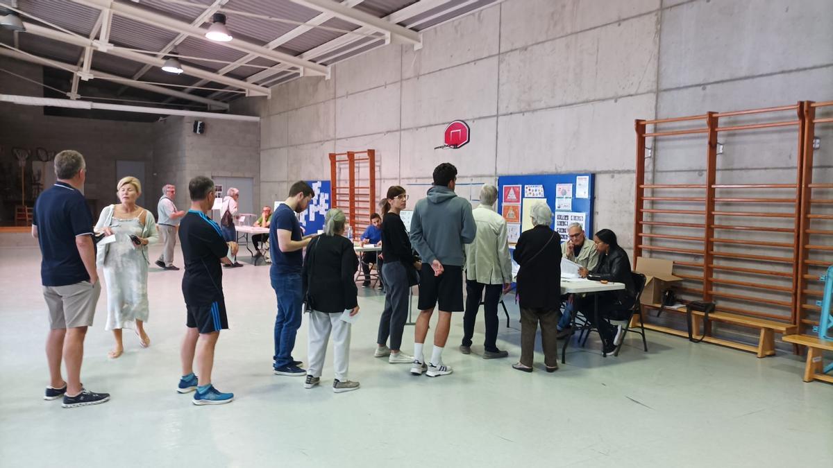 Cua per votar al col·legi electoral del Josep Pallach de Figueres.