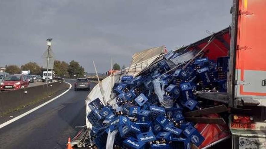 El tráiler transportaba cajas con botellas de cerveza. // D. P.