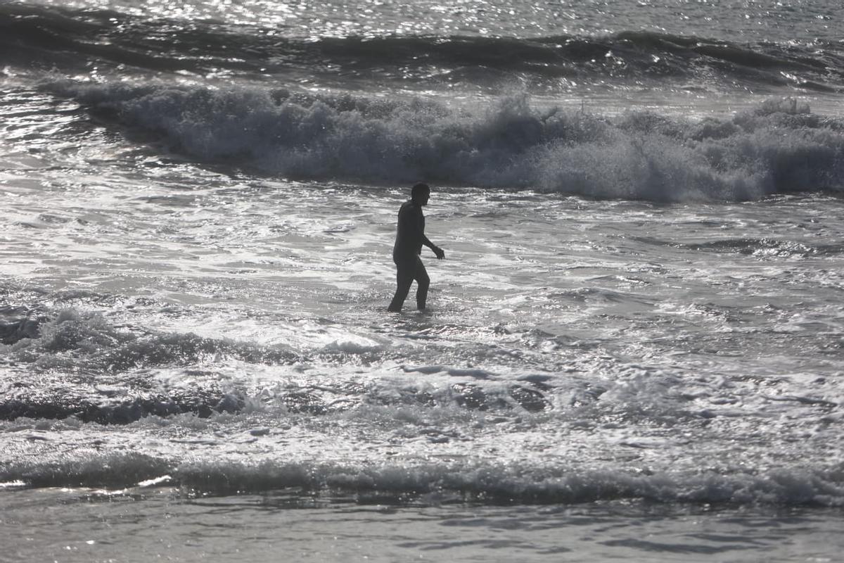 El temporal reúne a surfistas en busca de las mejores olas en la Caleta