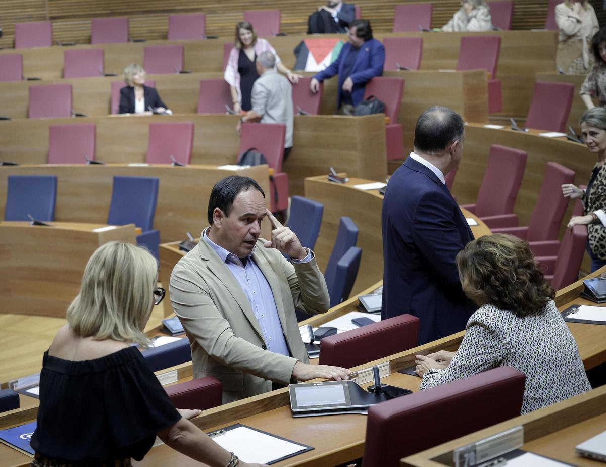 El síndic del PPCV, Juanfran Pérez Llorca, habla con sus compañeros antes de empezar el pleno, ayer.1.10.25, València. Ple de Les Corts Valencianes. (Foto: José Cuéllar/Corts Valencianes)