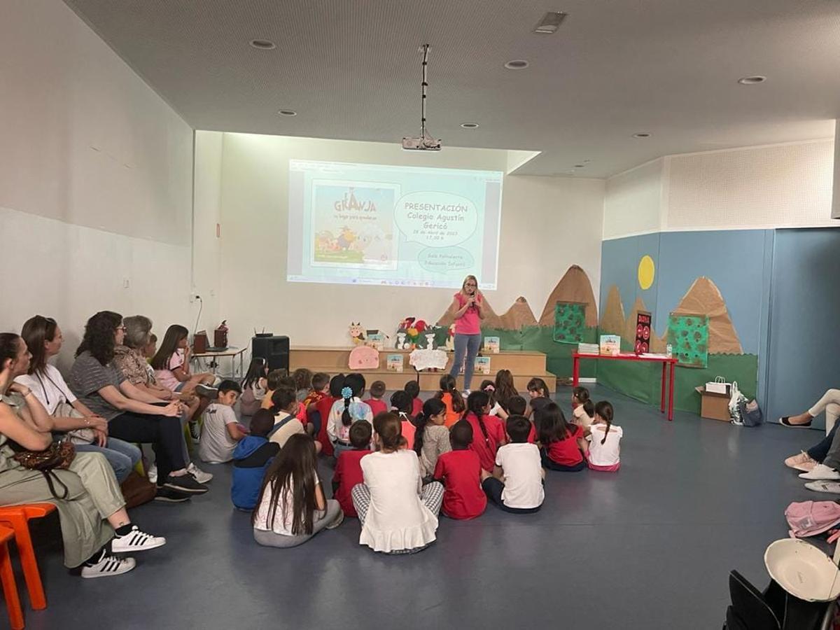 Una imagen de Carnicero presentando 'La Granja' frente a un grupo de alumnos.