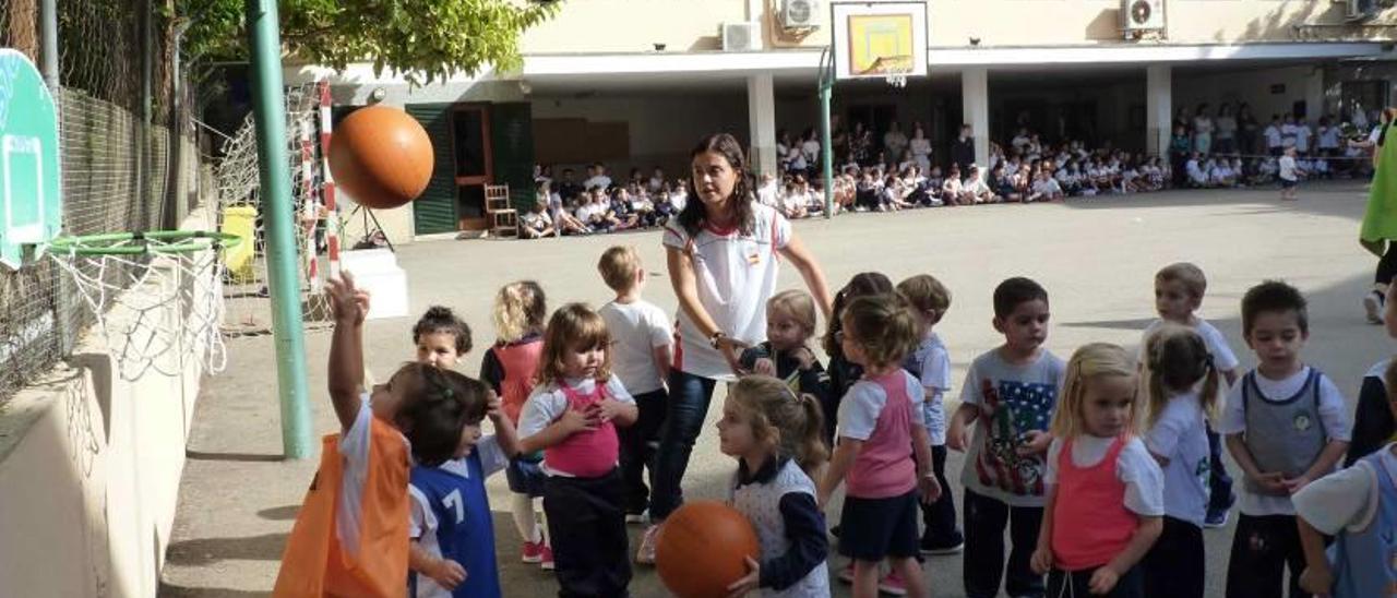 Jocs Olímpics: els nins de 3 anys A juguen a bàsquet.