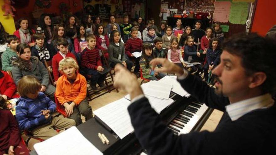 Un grupo de niños, ayer, durante el ensayo en la Escuela de Música &quot;Divertimento&quot;. | luisma murias