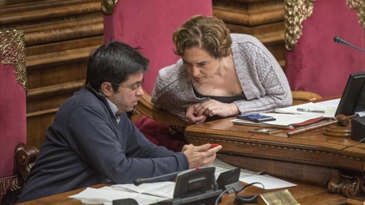 Ada Colau y Gerardo Pisarello en el pleno municipal, ayer.