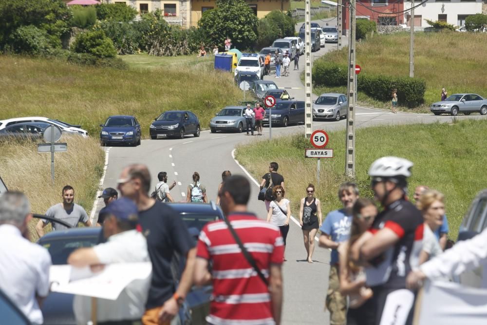 Concentración de los vecinos de Bayas, en Castrillón, contra la presencia de perros en la playa