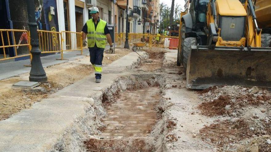 Las obras del Cabanyal sacan a la luz las primeras calzadas de adoquines del barrio